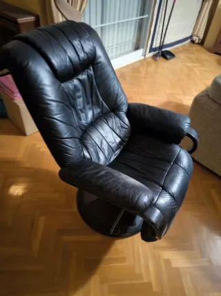 Sofá de cuero de rosas.  Dos sofás + sillón