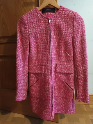 Elegante abrigo rosa de entretiempo