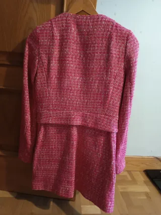 Elegante abrigo rosa de entretiempo