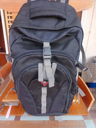 Mochila de montaña negra y  con saco decathlon
