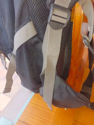 Mochila de montaña negra y  con saco decathlon
