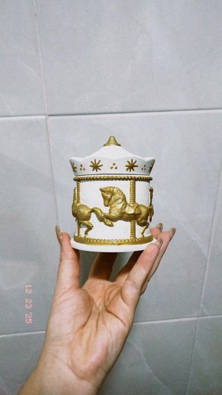 Porta-Velas Carrossel Dourado e Branco Cerâmica
