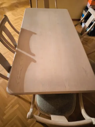 Mesa de comedor y sillas de madera con Aparador.