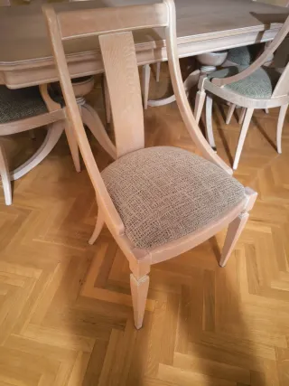 Mesa de comedor y sillas de madera con Aparador.