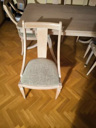 Mesa de comedor y sillas de madera con Aparador.