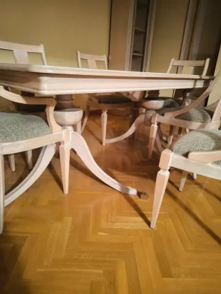 Mesa de comedor y sillas de madera con Aparador.