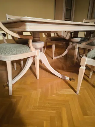 Mesa de comedor y sillas de madera con Aparador.