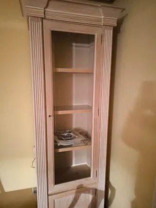 Mesa de comedor y sillas de madera con Aparador.