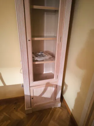 Mesa de comedor y sillas de madera con Aparador.