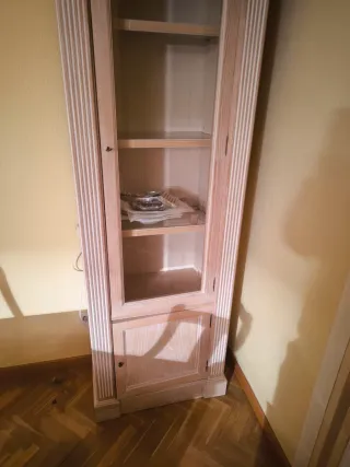 Mesa de comedor y sillas de madera con Aparador.