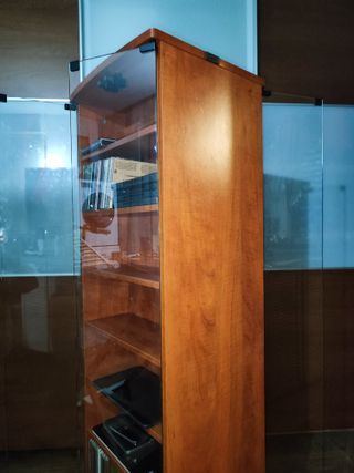 Vitrina expositora vertical giratoria madera y cri