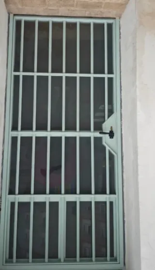 PUERTA REJA HIERRO MACIZO CON EL MARCO Y LLAVES