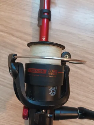 Caña de pescar roja con carrete