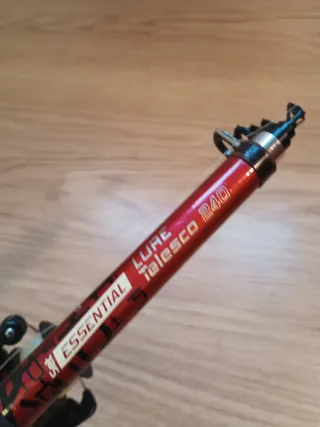 Caña de pescar roja con carrete