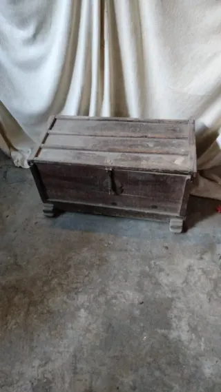 Baúl de madera antiguo