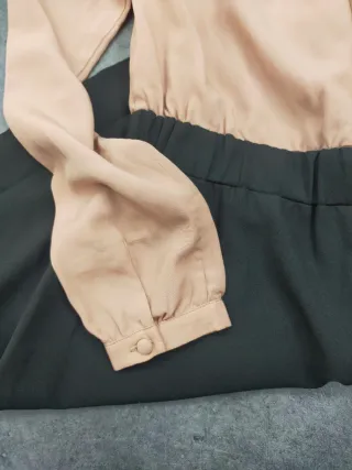 Abito a pantaloni beige e nero