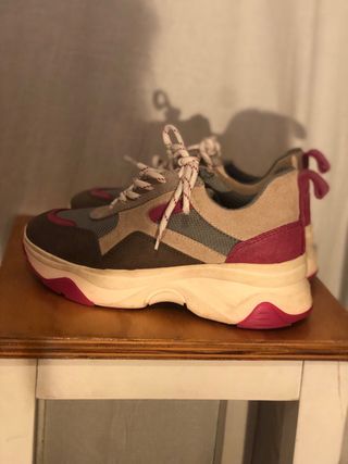 Zapatillas grises y rosas
