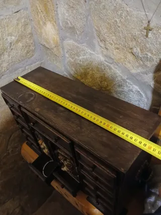 Bargueño antiguo madera con relieves