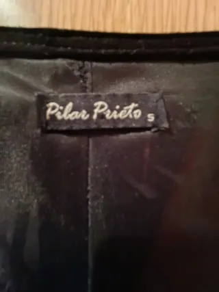 Vestido Pilar Prieto estampado y negro.