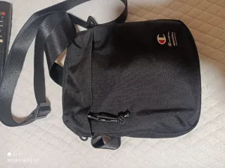 Gorra Under Armour Negra y bandolera Champion