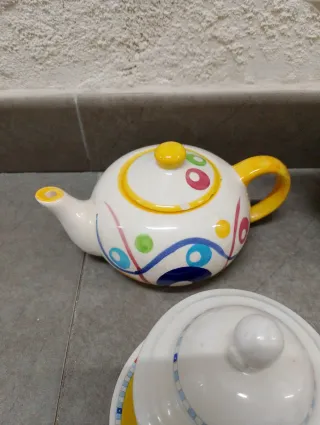 Juego de té de cerámica con diseño