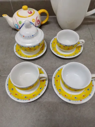 Juego de té de cerámica con diseño