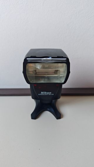Flash Nikon SB-700 con accesorios