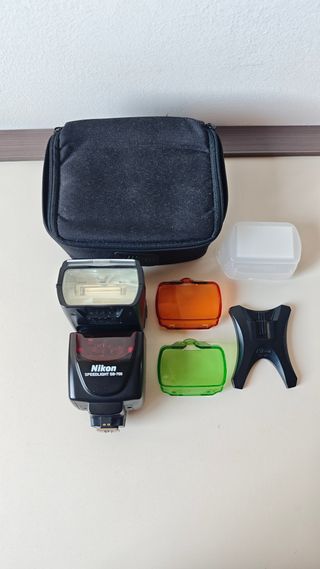 Flash Nikon SB-700 con accesorios
