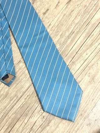 Corbata azul con rayas blancas