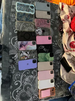 iPhone 13 + 18 fundas+ cargador