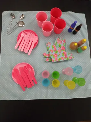 Cocinita de madera rosa y complementos