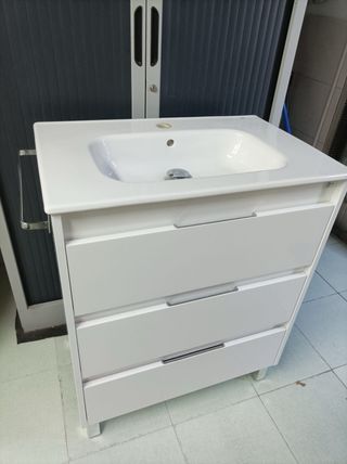 Mueble de baño con lavabo blanco nuevo