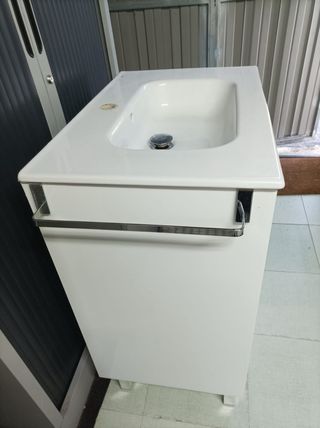 Mueble de baño con lavabo blanco nuevo