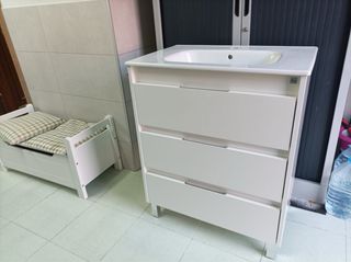 Mueble de baño con lavabo blanco nuevo