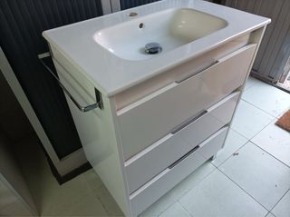 Mueble de baño con lavabo blanco nuevo