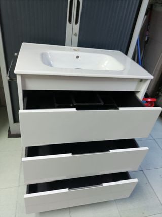 Mueble de baño con lavabo blanco nuevo