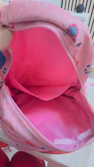 Mochila escolar rosa con estampado