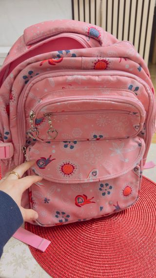 Mochila escolar rosa con estampado