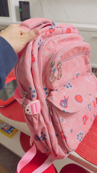 Mochila escolar rosa con estampado