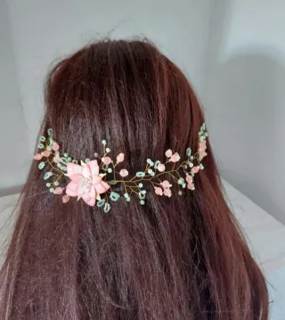 Tocado de flor y ramas para eventos