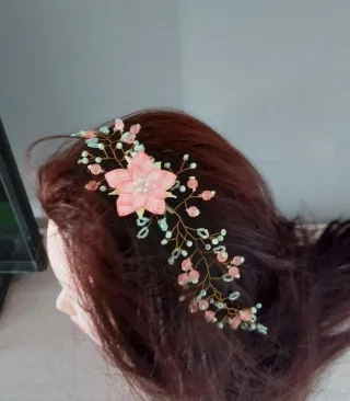 Tocado de flor y ramas para eventos