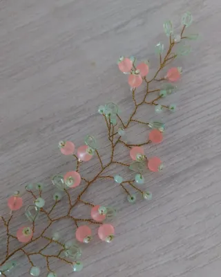 Tocado de flor y ramas para eventos