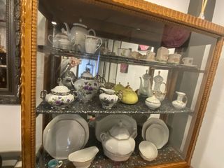 Mueble de castaño con vitrina y cajones