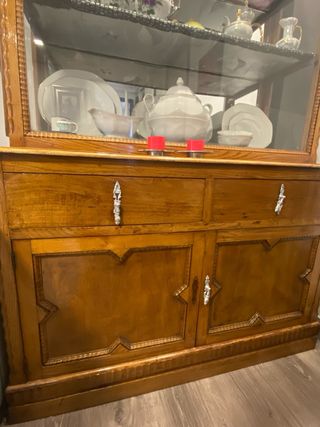 Mueble de castaño con vitrina y cajones