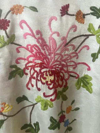 Kimono de seda bordado floral
