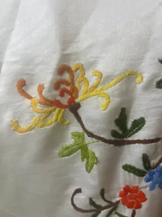 Kimono de seda bordado floral