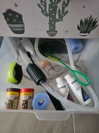 Acuario Aquatlantis 55L con accesorios y mueble