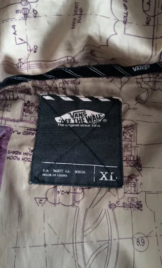 Chaqueta Vans plumífera morada y beige