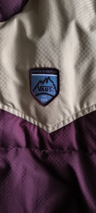 Chaqueta Vans plumífera morada y beige