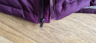 Chaqueta Vans plumífera morada y beige